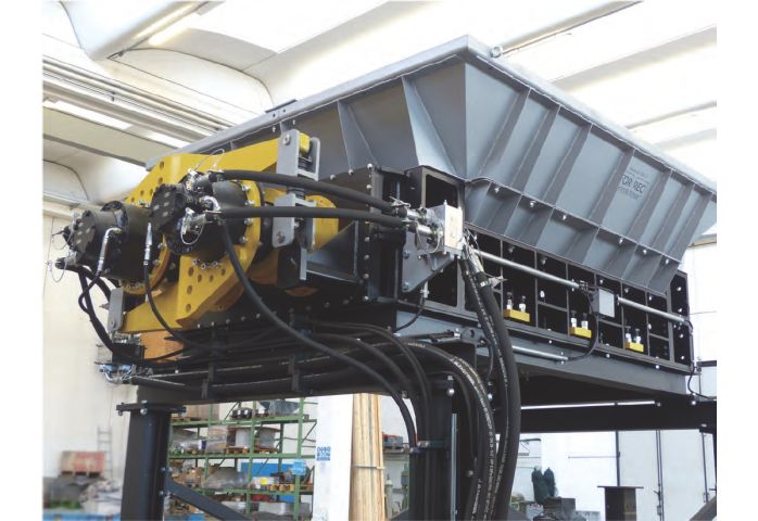 2 hřídelový drtič 2x22kW, hydraulický pohon, kapacita asi 6t/h