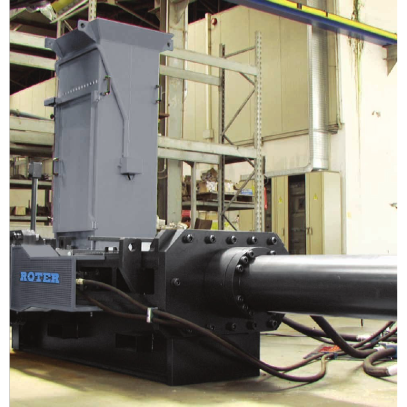 Automatický lis se stand. zásob. a výstupním otvorem pro balíky