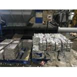 Automatický lis se stand. zásob. a výstupním otvorem pro balíky