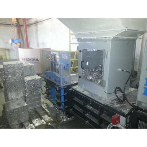 Automatický lis se stand. zásob. a výstupním otvorem pro balíky