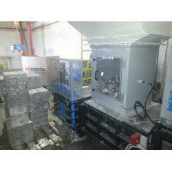 Automatický lis se stand. zásob. a výstupním otvorem pro balíky