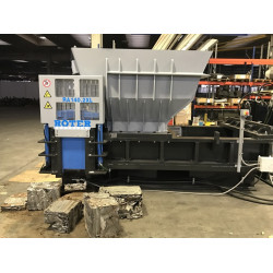 Automatický lis se stand. zásob. a výstupním otvorem pro...