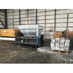 Automatický lis se stand. zásob. a výstupním otvorem pro balíky