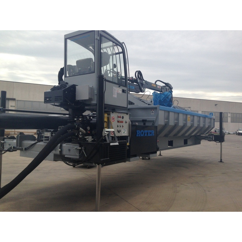 Jeřáb s kabinou a joystickem