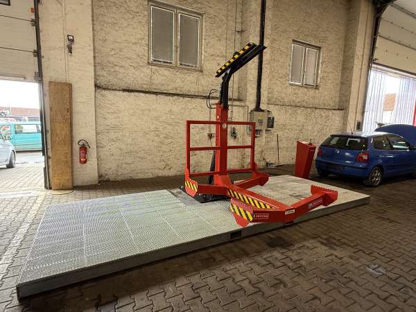 SEDA naklápěč autovraků na podestě - Holohlavy